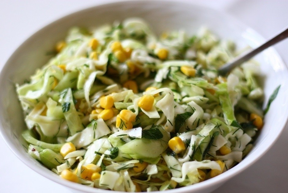 Рецепт вкусного диетического салата с капустой и кукурузой