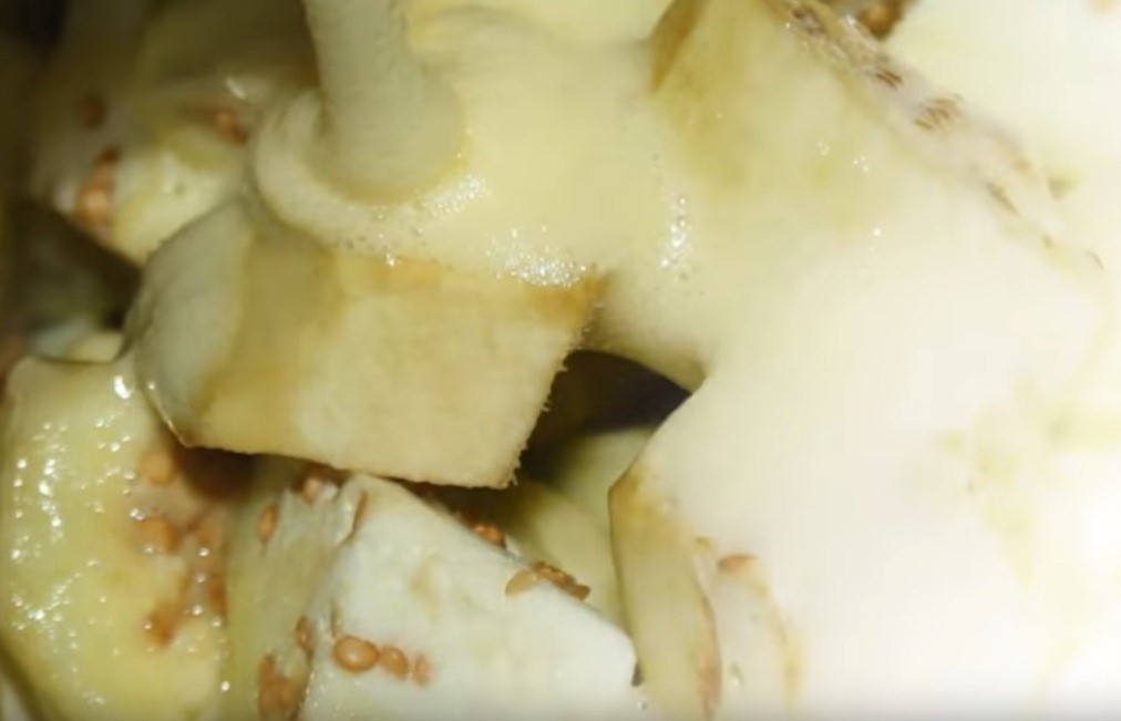 Оригинальный и вкусный рецепт жареных баклажанов с грибами и яйцами