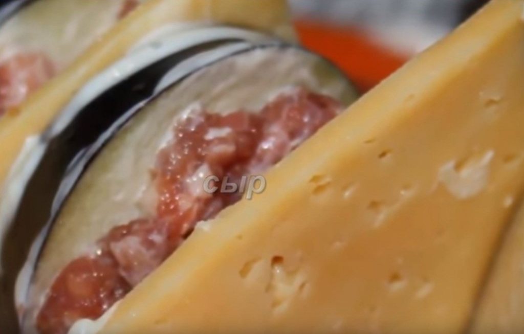 Простой рецепт баклажанов с сыром и помидорами в духовке