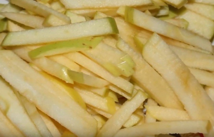 Рецепт быстрого салата из капусты и яблок