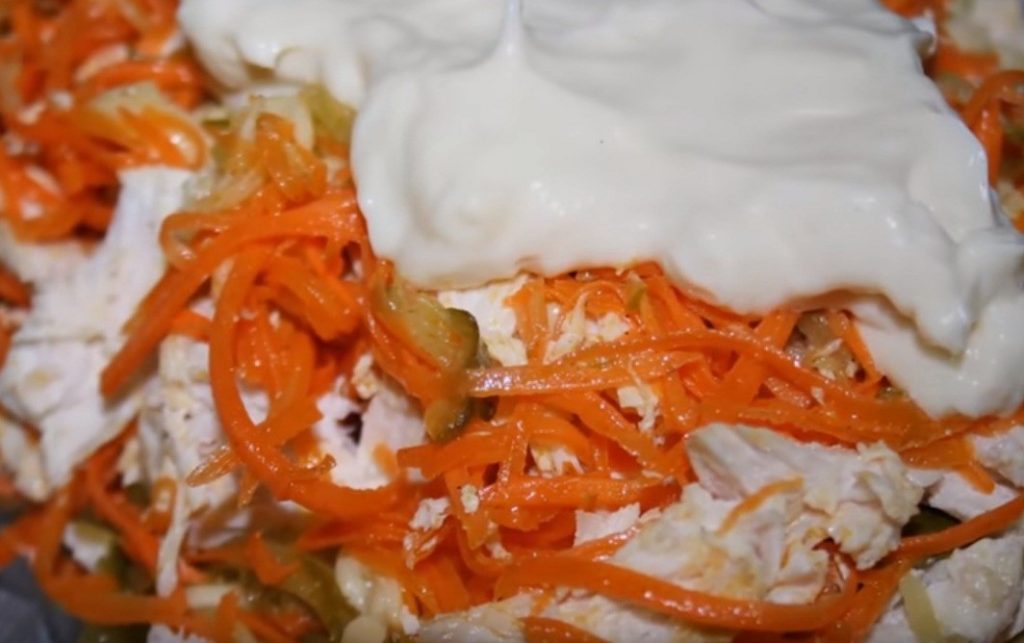 Нереально вкусный салат с морковкой по-корейски