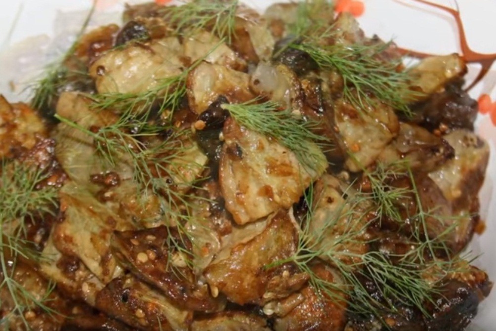 Оригинальный и вкусный рецепт жареных баклажанов с грибами и яйцами