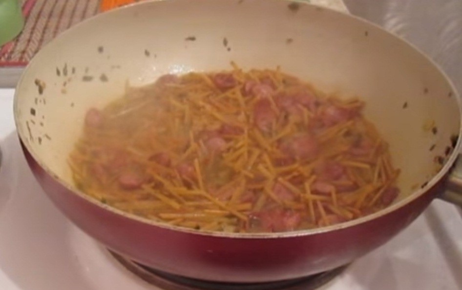 Необыкновенный рецепт обжаренных макарон с колбаской
