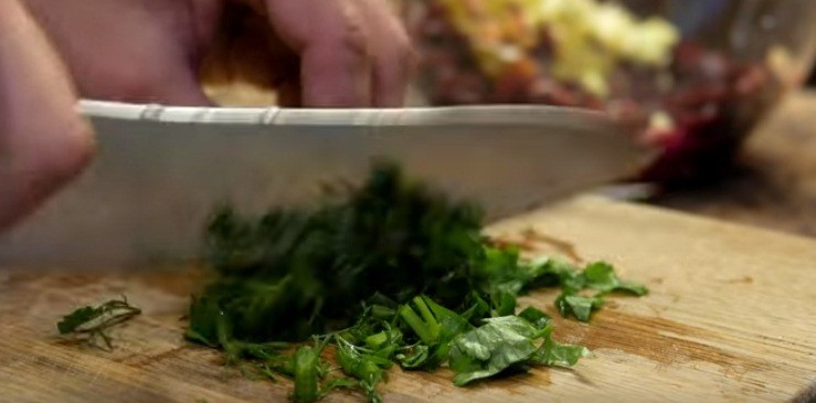Готовим полезный новогодний салатик за 5 минут