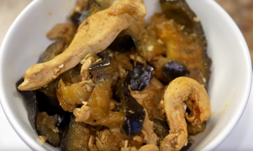 Вкусный диетический рецепт обжаренной курицы с баклажанами