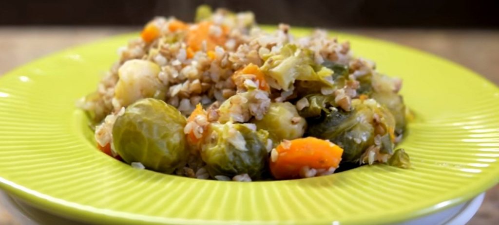 Аппетитное рагу с гречкой и овощами
