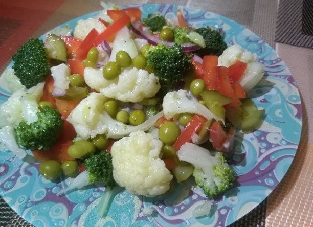 Пикантный витаминный салатик разнообразит Ваш новогодний стол