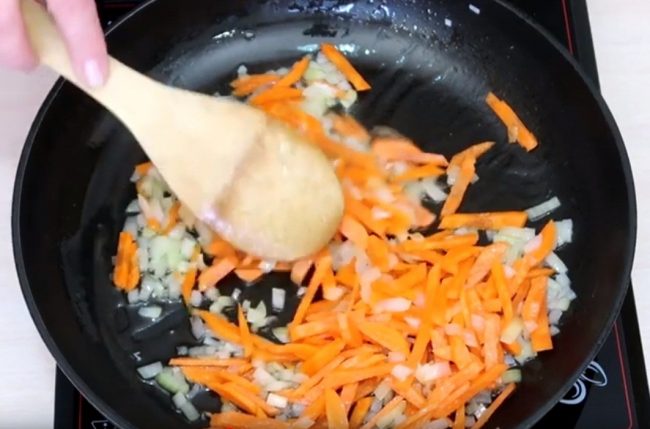 Очень простой рецепт курицы с рисом, запеченной в духовке