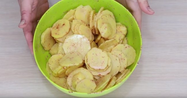 Простой и вкусный рецепт запеченного картофеля с курицей