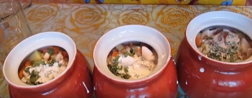 Ароматный грибной суп в горшочках