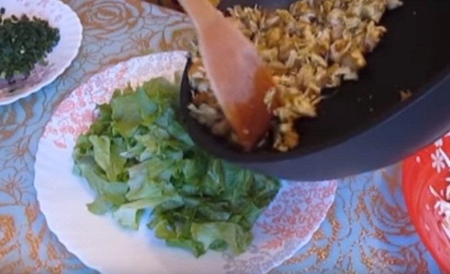 Сытный сырный салат удивит Ваших гостей