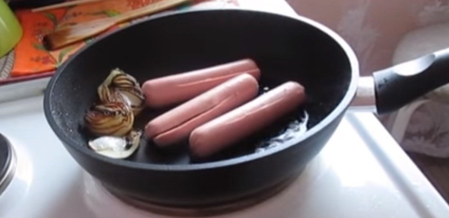 Рецепт вкусной картошки с сосисками по-домашнему