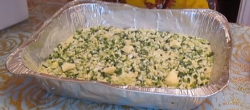 Экономный и очень вкусный заливной пирог с зеленым луком