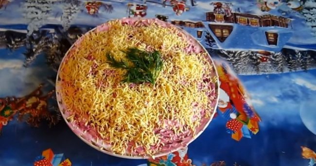 Оригинальный и вкусный рецепт салата со шпротами