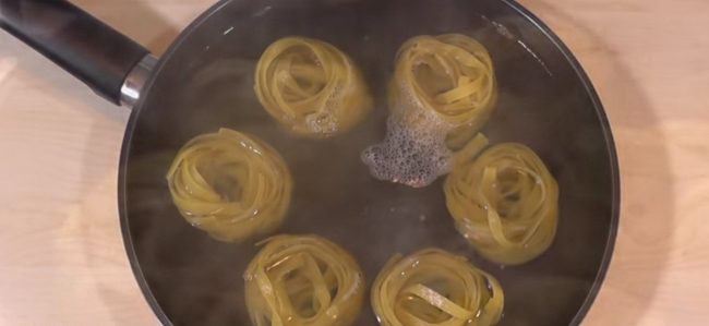 Оригинальный и вкусный рецепт макаронных гнезд
