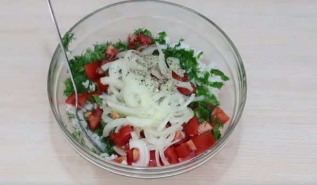 Вкусный рецепт диетического салата с рисом и помидорами