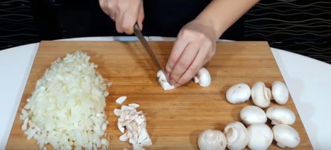 Рецепт сочного запеченного мяса с грибами и сыром