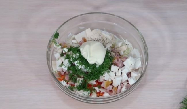 С приготовлением салата с капустой и сыром справится даже ребенок
