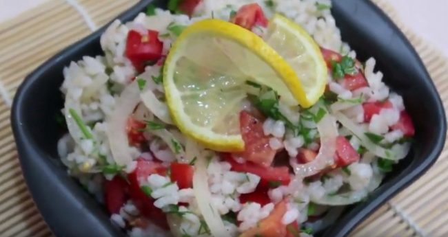 Вкусный рецепт диетического салата с рисом и помидорами