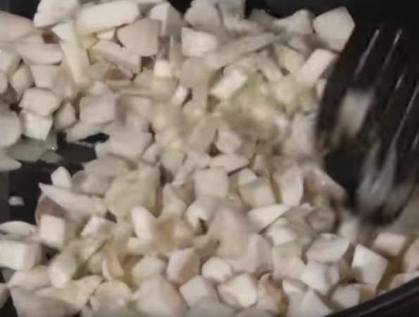 Сочный рецепт рубленых куриных котлет с грибами