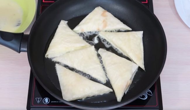 Рецепт быстрого приготовления треугольников из лаваша с творожной начинкой