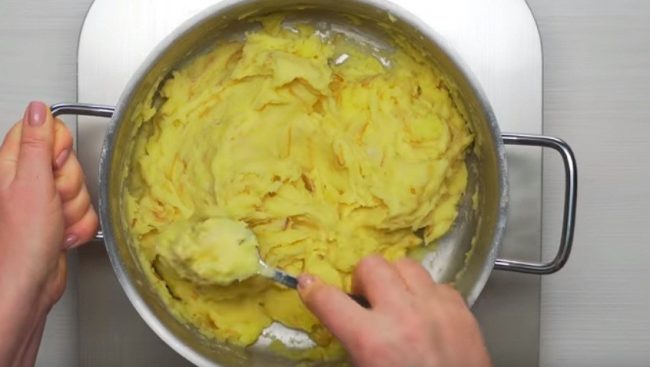 Очень выгодный и вкусный рецепт вареников с картошкой и жареным луком
