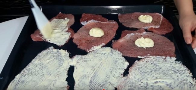 Рецепт сочного запеченного мяса с грибами и сыром