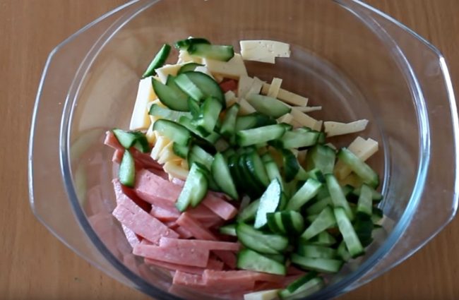 Рецепт салатика с зернами кукурузы для тех, у кого нет времени на готовку