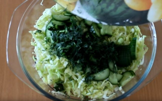 Рецепт выгодного и легкого салатика с кукурузой и капустой