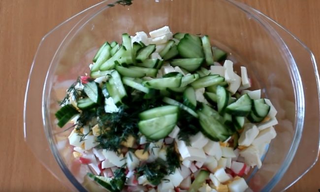 Готовим невероятно вкусный салат с крабовыми палочками за 15 минут