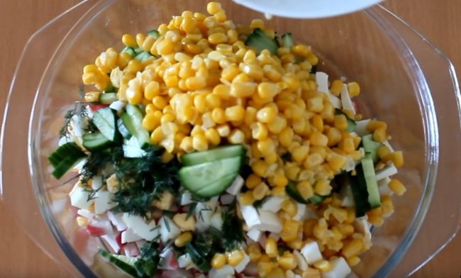 Готовим невероятно вкусный салат с крабовыми палочками за 15 минут