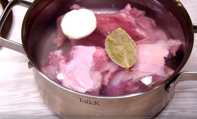 Рецепт сытного супа с мясными рулетиками