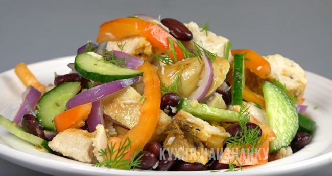 Диетический салатик с запеченной курицей и овощами